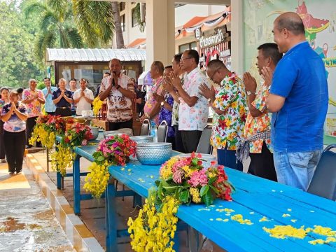 วันที่ 9 เมษายน 2569 เวลา 15.00 น. นายยงยุทธ ปาทา นายกองค์การบริหารส่วนตำบลนาหว้า ร่วมพิธีรดน้ำขอพรสืบสานประเพณีสงกรานต์ ประจำปี 2569 เพื่อสืบสานประเพณีสงกรานต์ และรักษาไว้ซึ่งวัฒนธรรมอันดีงาม ณ ที่ว่าการอำเภอนาหว้า