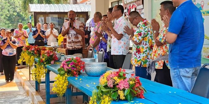 วันที่ 9 เมษายน 2569 เวลา 15.00 น. นายยงยุทธ ปาทา นายกองค์การบริหารส่วนตำบลนาหว้า ร่วมพิธีรดน้ำขอพรสืบสานประเพณีสงกรานต์ ประจำปี 2569 เพื่อสืบสานประเพณีสงกรานต์ และรักษาไว้ซึ่งวัฒนธรรมอันดีงาม ณ ที่ว่าการอำเภอนาหว้า